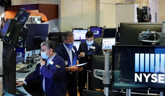 Los mercados se mezclan a medida que la economía de EE. UU. se contrae Los mercados se mezclan a medida que la economía de EE. UU. se contrae