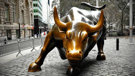 Las acciones se negocian con cautela tras la caída de Wall Street